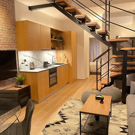 Apartment Modern 3 Bedroom Townhouse With Patio