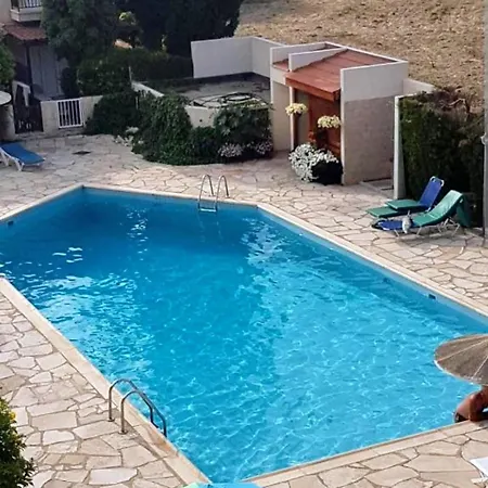 Modern 3 Bedroom Townhouse With Patio Apartment