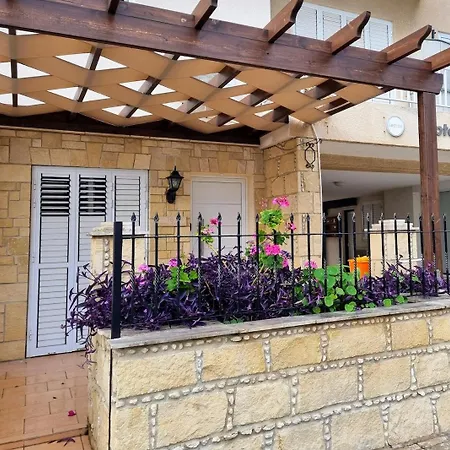 Modern 3 Bedroom Townhouse With Patio Apartment *